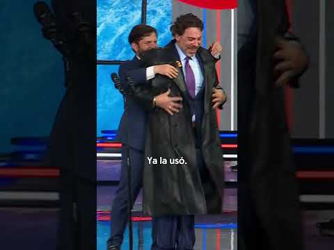 Presidente Boric dona gabardina de Emmanuel que obtuvo en la “Lucatón” pasada