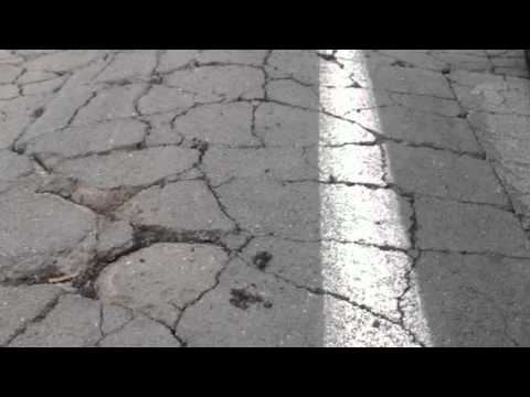 Drumul Iratoşu-Dorobanţi, proaspăt reparat, e spart ca un câmp de luptă! (1)