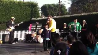 Tom Kenny (voice of Spongebob) sings &quot;Christmas Eve Jitters