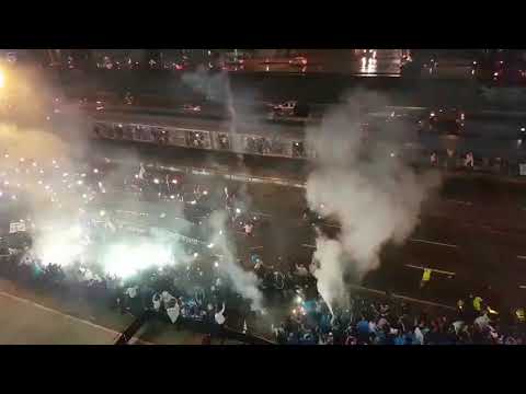 "Llegada de Millonarios al Campín SEMIFINALES 2017-II Vuelta" Barra: Comandos Azules &bull; Club: Millonarios