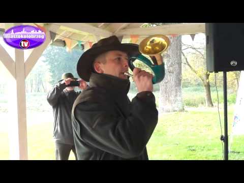 Krzysztof Dyk gra na rogu