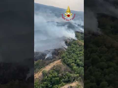 Incendio a Certaldo, il volo dell'elicottero