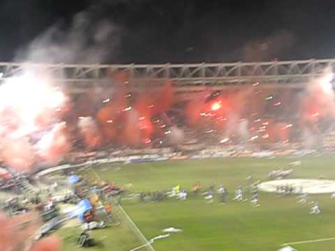 "Estudiantes vs Nacional (Salida pincharrata)" Barra: Los Leales &bull; Club: Estudiantes de La Plata