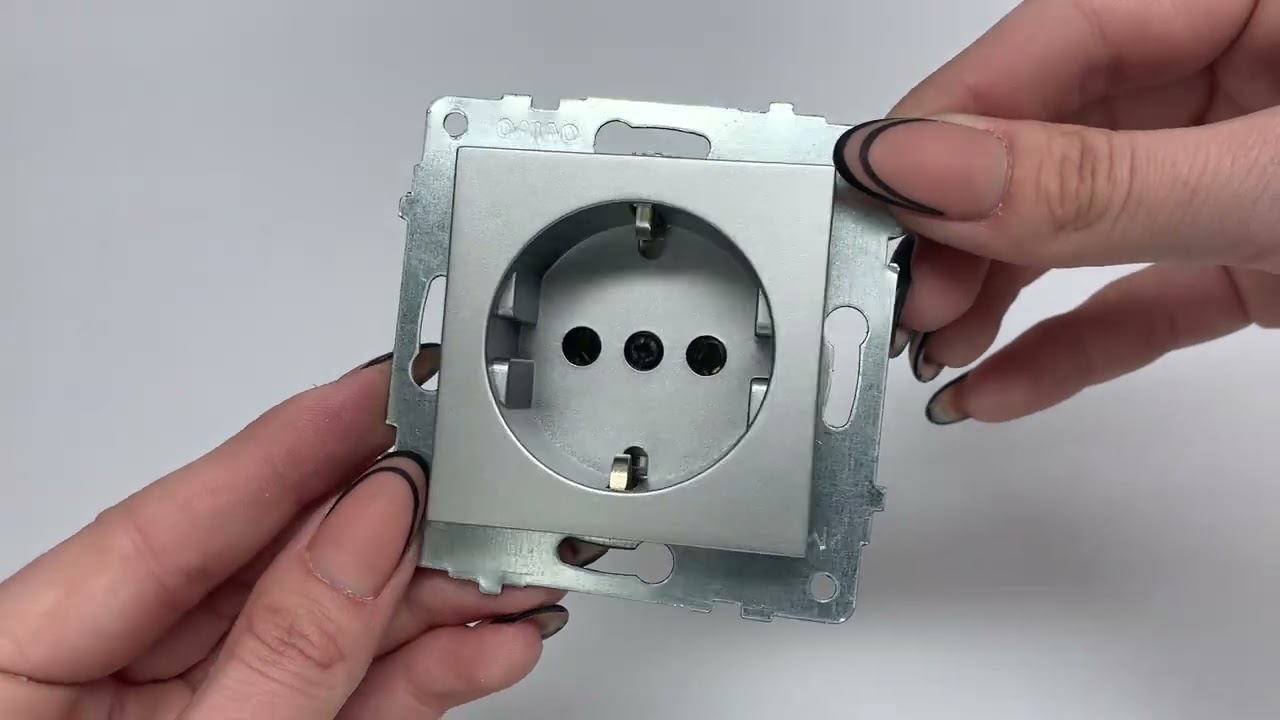 Розетка одинарная с/з OVIVO Grano серебро (600-000310-217)