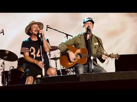 Eddie Vedder (Pearl Jam) and Glen Hansard ‘Falling Slowly’