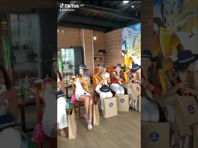 Vídeo relacionado con Eruceky 4 Piezas Corona de Rey Corona, Sombreros de Oro Coronas, Coronas Celebración, Adecuado para Fiestas de Cumpleaños, Bodas, Fiestas Temáticas