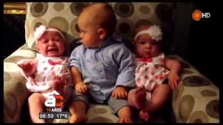 El viral de la semana: Bebé confundido entre dos gemelas. Imperdible.