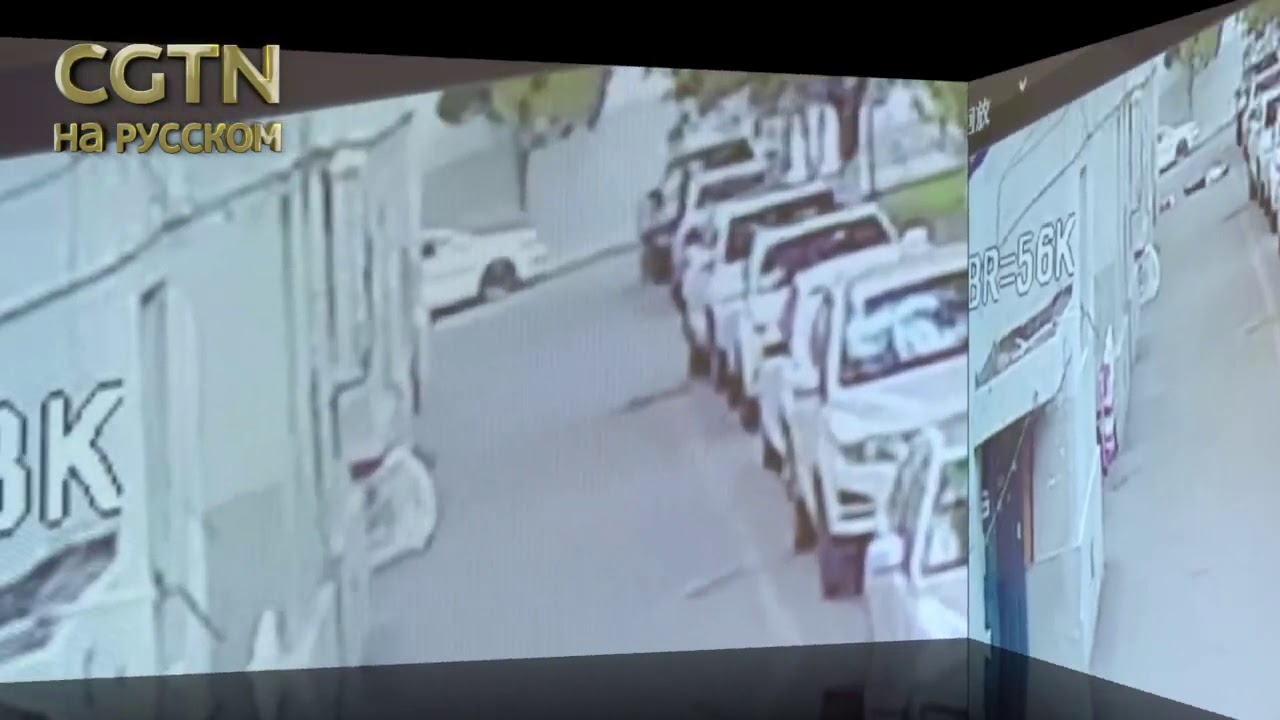 В Китае прохожий мужчина спас упавшего с 5 этажа малыша