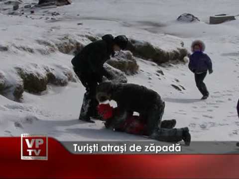 Turişti atraşi de zăpadă
