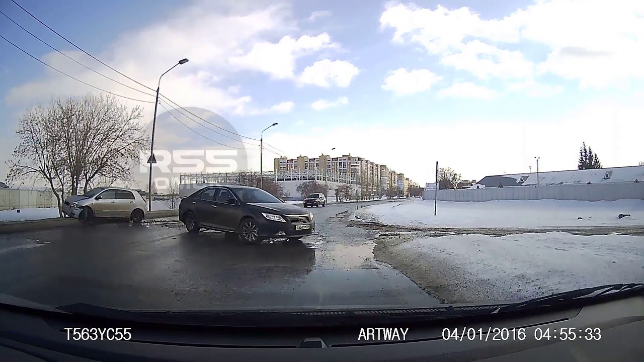 Автоледи задумалась перед поворотом...