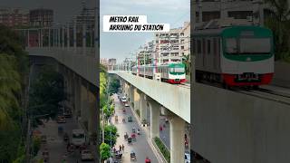Download lagu Metro rail arriving Dhaka University station mp3