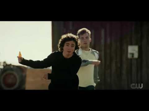 Superman and Lois 1x01 - Clark Tells His Sons He Is Superman