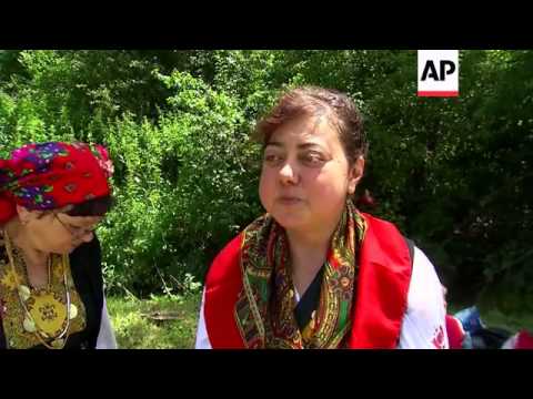 Hundreds recreate 17th century Bulgarian wedding at folk festival