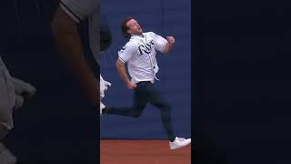 Brett Phillips puts on the jets ✈️