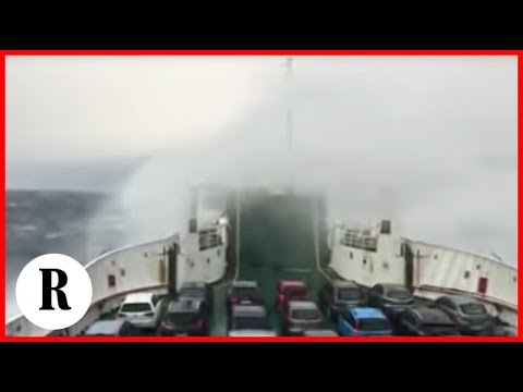 Messina, le onde travolgono il traghetto: il video girato a bordo della nave