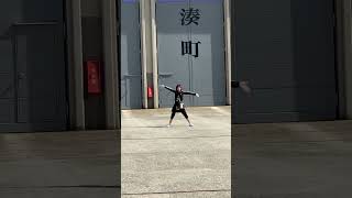奇妙なダンスを躍る女子 in伏木