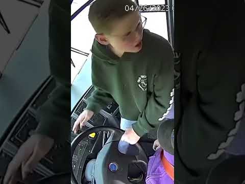 La conductora del bus se desmaya y este niño evita el accidente