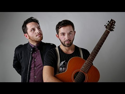 Los hermanos Alessio y Giancarlo Arena cantan 'Un nido en la garganta'.