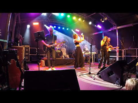 Lilly & the Shiny Nails und M1 Music One am 8. Februar 2025 im Musikhof Wolfsburg.