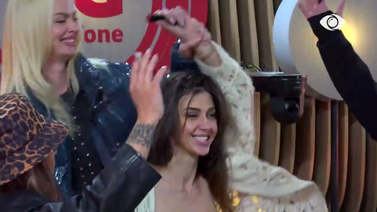 Banorët shijojnë muzikën së bashku në oborr