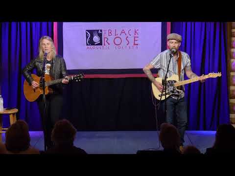 Hundred Mile Wind - Lynne Hanson