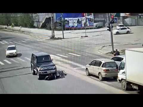 В Якутске велосипедист попал под колеса автомобиля