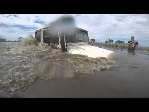 Toyota Bandeirante com Pneus 40 na travessia de rio no Pantanal