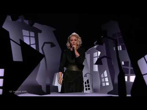 Giantess Lesley Roy goes WILD