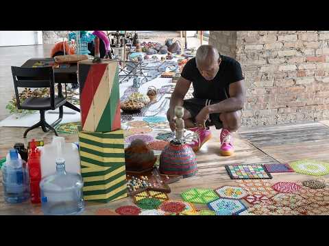 Dois artistas falando sobre colaboração, processo e obra