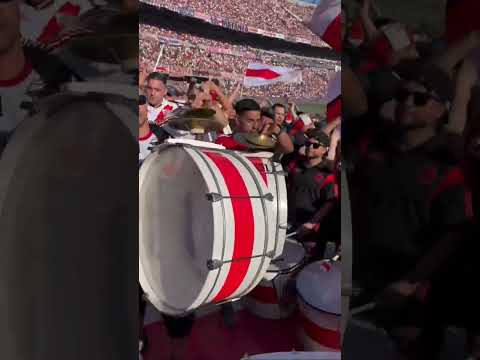 "los borrachos del tablón tocando el bombo" Barra: Los Borrachos del Tablón • Club: River Plate