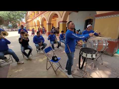 Banda real del Valle de Santa Lucia Ocotlan tocando el 10 de mayo en Santa Lucia