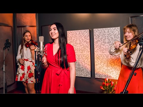 W ciszy szukam słów - wyk. Julia Nowak, Aleksandra i Weronika Borys