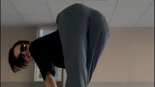 【TikTok】綺麗なお姉さんがお尻フリフリしたり、菜々緒ポーズをしたりするスローな動画です【ショートヘア】#shorts