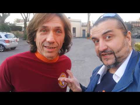 Claudio Ciancarini saluta i tifosi della A.S.Roma col Salutatore