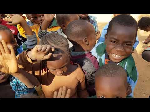 Kinder im Kindergarten Bougma lesen Abfall zusammen