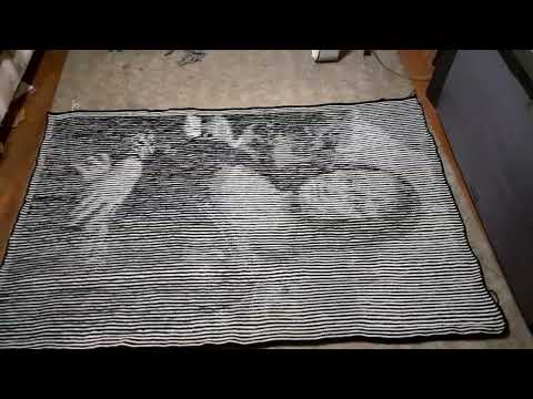 Mona Lisa illusion knit.