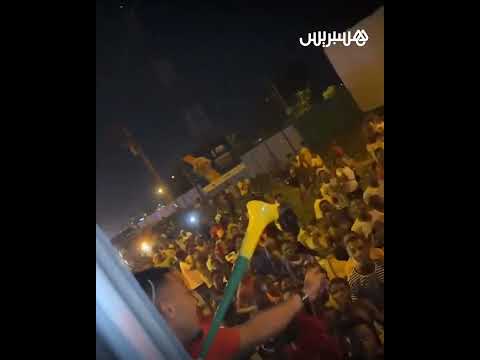سفيان أمرابط يوثق احتفالات الجماهير الإيفوارية التي رافقت حافلة المنتخب للتعبير عن امتنانها للأسود