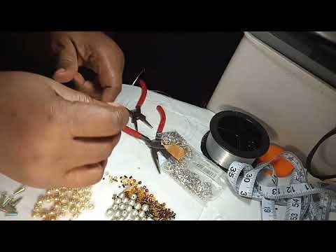 Single strand necklace with a twist