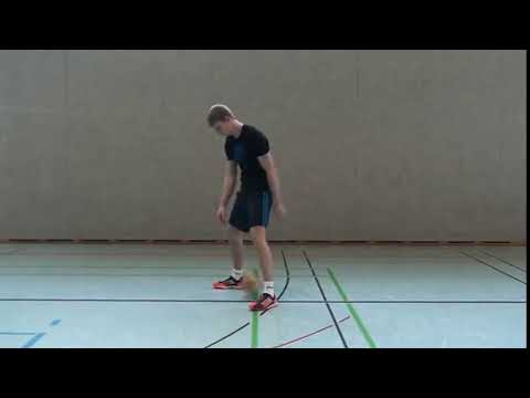 In Grätschstellung den Ball durch die Beine prellen (9)