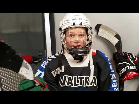 Kaapo ja Otso voittoisan Jyki-pelin jälkeen