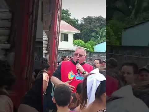 yorleny Leo ministra del IMAS y el padre Sergio compartiendo en B_line de Matina Limón 🇨🇷
