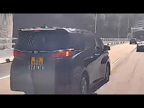 車CAM直擊 - 中港七人車連Cut兩線撞Tesla 南灣隧道
