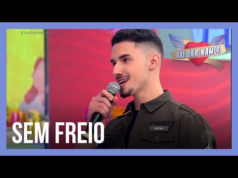 Victor tenta conquistar garotas sem falar nada | Vai Dar Namoro