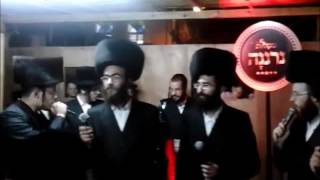 הזמר מוישי ניילנדר ומקהלת 'נרננה' בשמחת בית השואבה בספינקא-ירושלים
