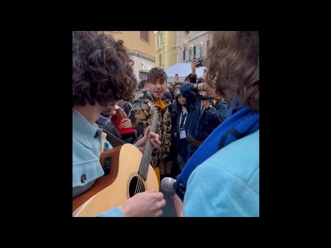 I Colla Zio cantano chitarra e voci il loro inedito Balla da sola per strada a Sanremo