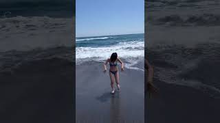 爆乳ビキニ美女の胸はとっても重たそうだね…