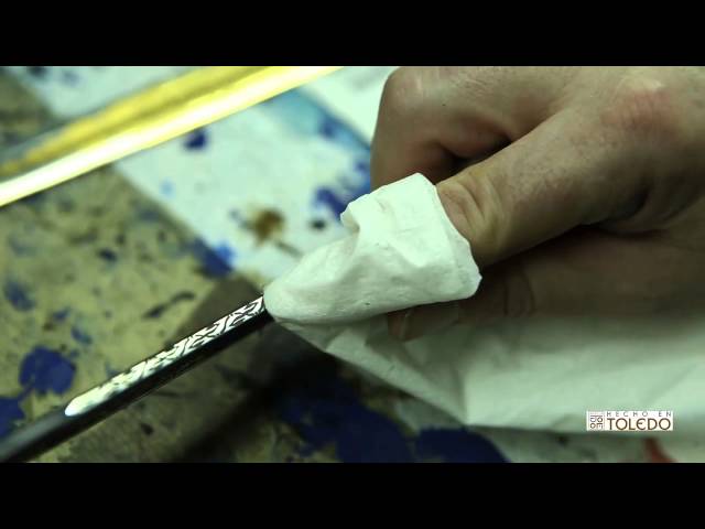 Vídeo relacionado con Jose Luis RUBIO Mandoble de los Reyes Católicos Rústico en Acero Inoxidable Templado Fabricado en Toledo. Gran Espada a Doble Mano. Arma Blanca Decorativa sin Filo