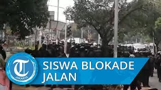 VIDEO: Sejumlah Pelajar Memblokade Jalan di Perlintasan Kereta Api Dekat Gedung DPR