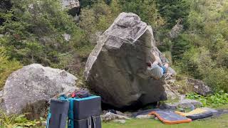 Video thumbnail of Blue arrow, 8a+. Val Daone