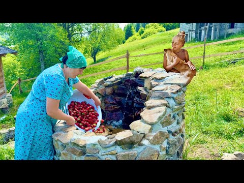 Strawberries πin their own juice according to an authentic rustic recipe from Lyubov